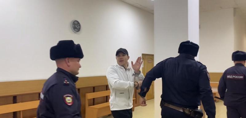 Кондаков шлёт воздушный поцелуй журналистам / Скриншот из видео Евгении Петиной